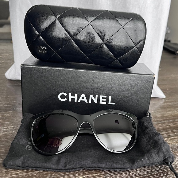 Chanel sunglasses with interior pearl accent. EXCELLENT used condition. - Picture 1 of 8
